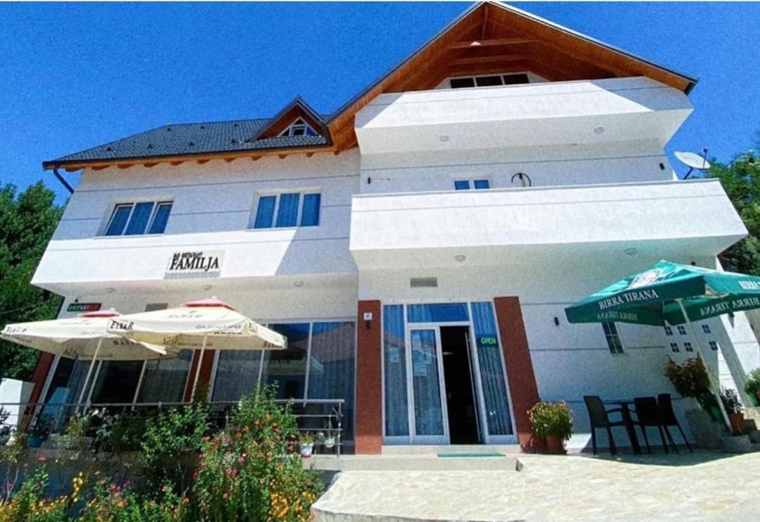 Bar-Restaurant-Hotel-Familja Klos Extérieur photo