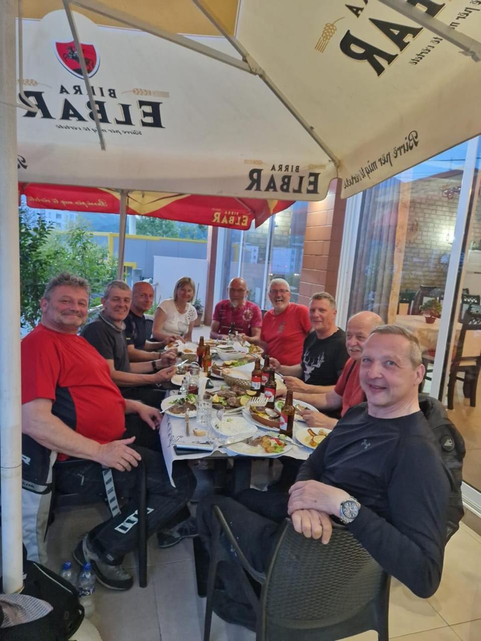 Bar-Restaurant-Hotel-Familja Klos Extérieur photo